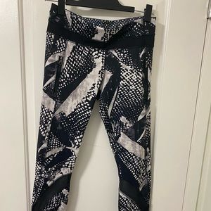 Lululemons black and white leggings.